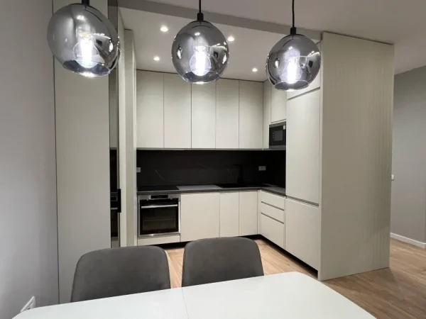 Tirane, jepet me qera apartament 2+1+Ballkon Kati 1, 120 m² 1.000 € (TEG)