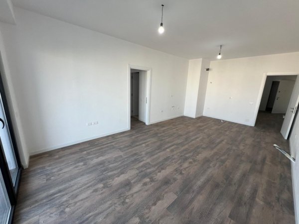 Tirane, shes apartament 2+1+Ballkon Kati 2, 114 m² 205.200 € (FARMACIA 10)