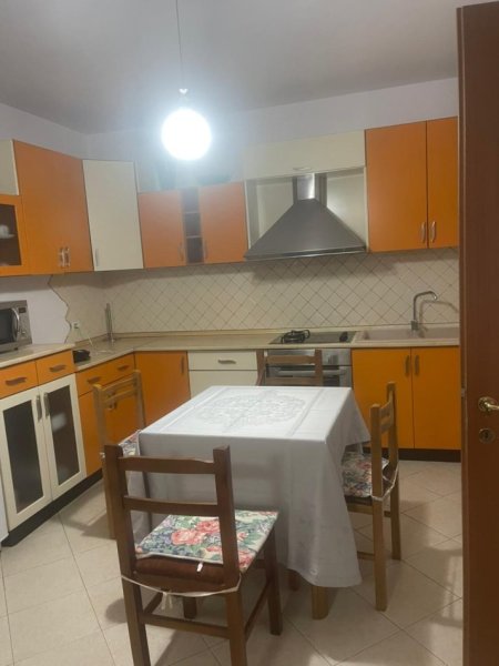 Tirane, jepet me qera apartament 2+1 Kati 2, 112 m² 700 € (Zogu i Zi)