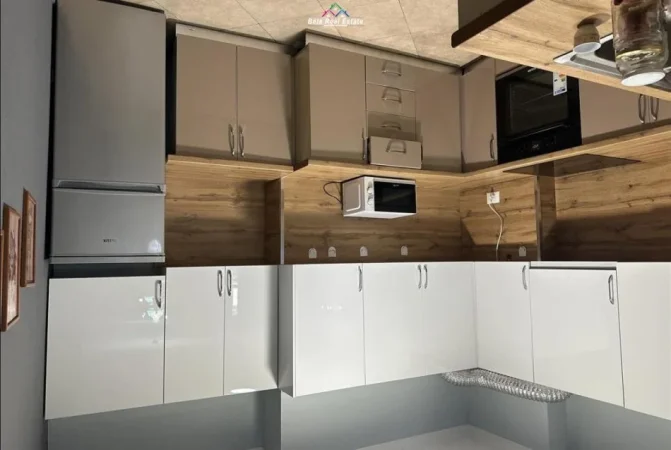 Tirane, jepet me qera zyre Kati 2, 160 m² 1.200 € (RRUGA E KOSOVAREVE)