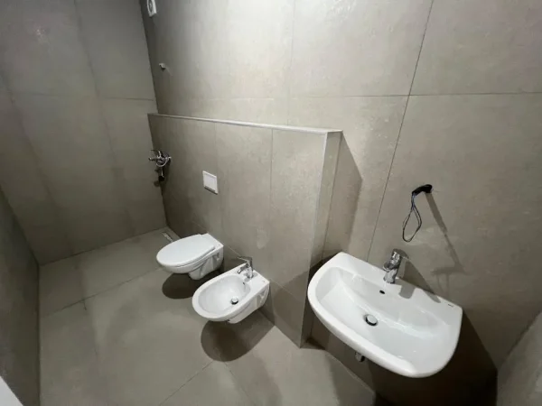 Tirane, shitet apartament 2+1+Ballkon Kati 2, 114 m² 205.200 € (Rruga e Dibres)