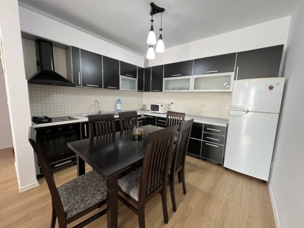 Tirane, jepet me qera apartament 2+1+Ballkon Kati 5, 100 m² 750 € (Rruga Pjeter Bogdani)