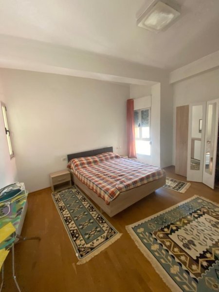 Tirane, jepet me qera apartament 3+1+Aneks+Ballkon Kati 2, 140 m² 650 € (Rruga Peti, Liqeni i Thate)