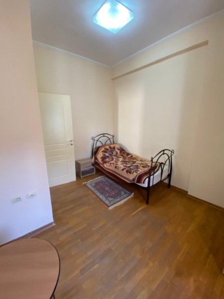 Tirane, jepet me qera apartament 3+1+Aneks+Ballkon Kati 2, 140 m² 650 € (Rruga Peti, Liqeni i Thate)