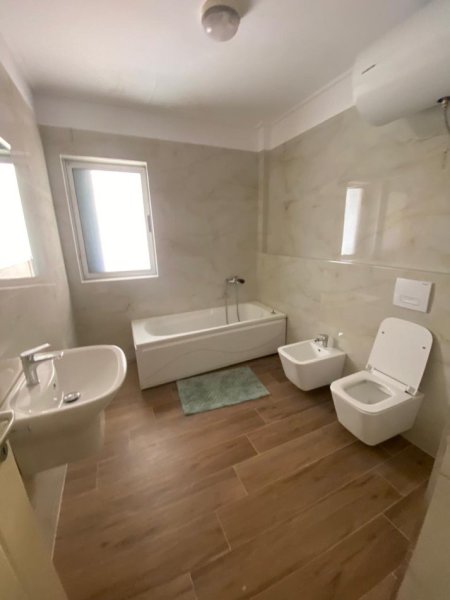 Tirane, jepet me qera apartament 3+1+Aneks+Ballkon Kati 2, 140 m² 650 € (Rruga Peti, Liqeni i Thate)