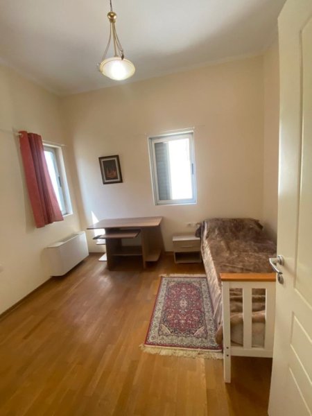 Tirane, jepet me qera apartament 3+1+Aneks+Ballkon Kati 2, 140 m² 650 € (Rruga Peti, Liqeni i Thate)
