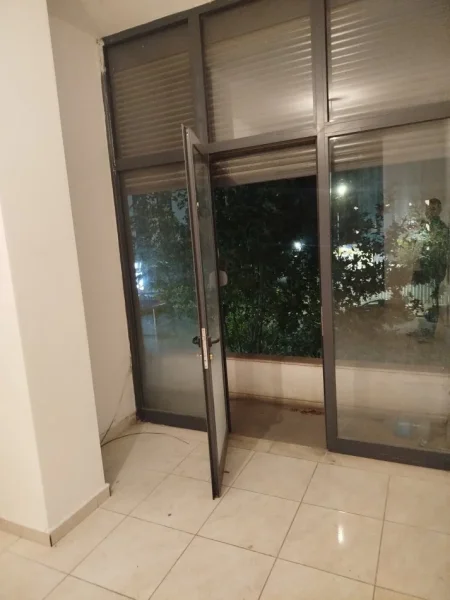 Tirane, jepet me qera ambjent biznesi Kati 1, 30 m² 400 € (2Rotondot Unaza e Re)