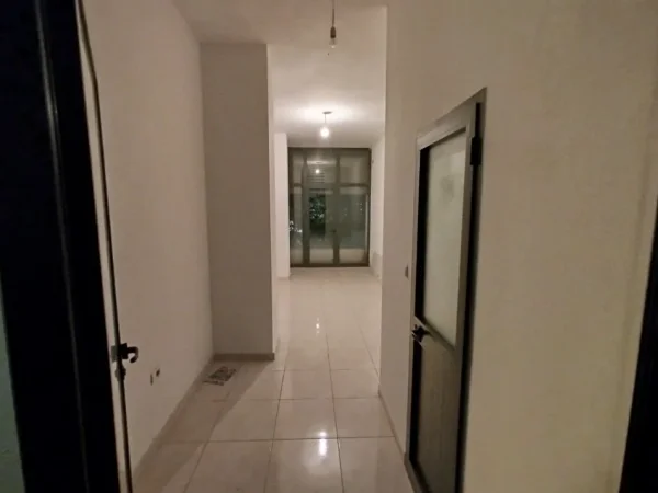 Tirane, jepet me qera ambjent biznesi Kati 1, 30 m² 400 € (2Rotondot Unaza e Re)