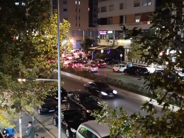 Tirane, jepet me qera ambjent biznesi Kati 1, 30 m² 400 € (2Rotondot Unaza e Re)