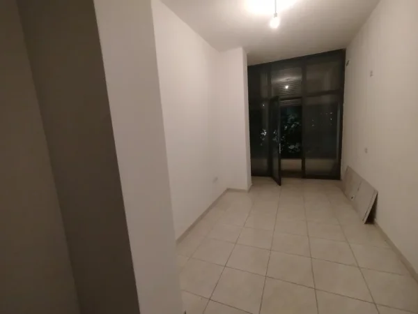 Tirane, jepet me qera ambjent biznesi Kati 1, 30 m² 400 € (2Rotondot Unaza e Re)