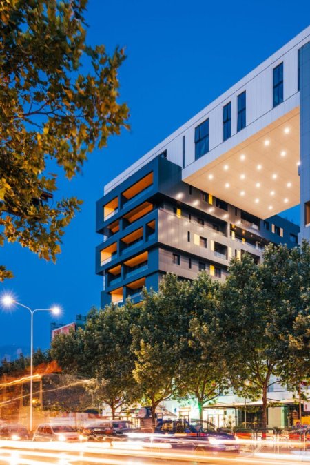 Tirane, shitet ambjent biznesi Kati 0, 110 m² (Rruga e Kavajes)