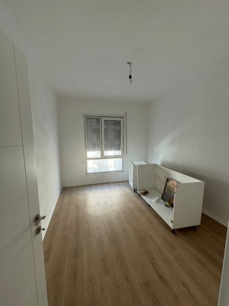 Tirane, jap me qera apartament 2+1+Ballkon Kati 4, 105 m² 500 € (Xhamllik)