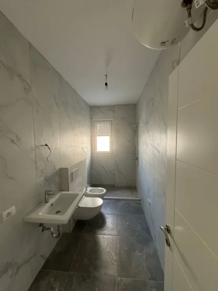 Tirane, jap me qera apartament 2+1+Ballkon Kati 4, 105 m² 500 € (Xhamllik)