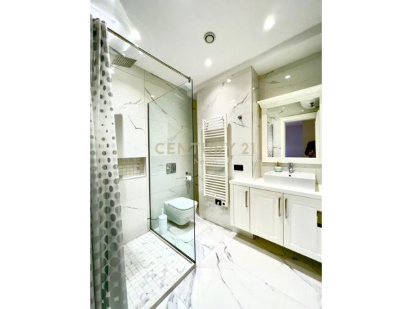 Tirane, jap me qera apartament 2+1+2+Ballkon , 115 m² 800 € (Kopshti Botanik Zoologjik)