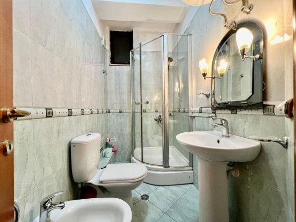 Tirane, jap me qera apartament 1+1+Ballkon , 70 m² 500 € (prapa XHEKO IMPERIAL, Garda)