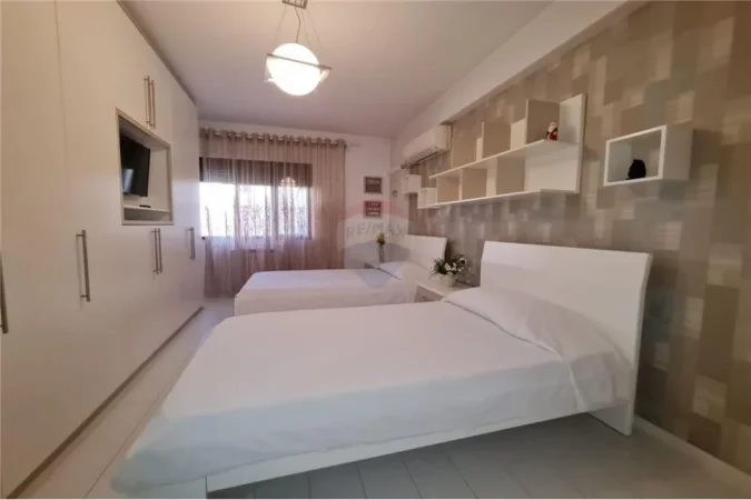 Tirane, jepet me qera apartament 2+1 Kati 5, 105 m² 750 € (Skender Luarasi - Komuna e Parisit)