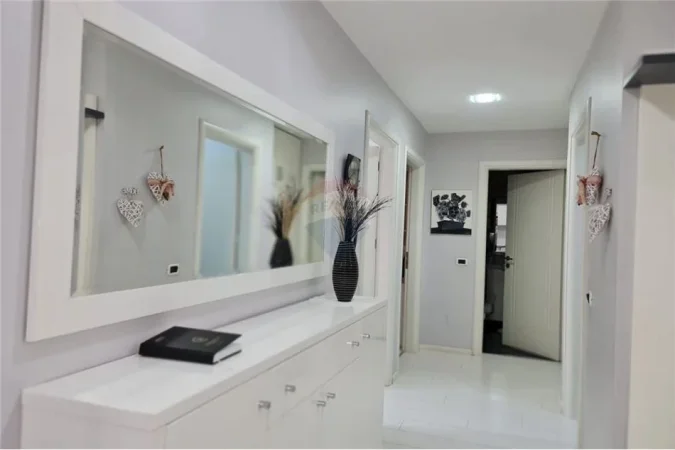 Tirane, jepet me qera apartament 2+1 Kati 5, 105 m² 750 € (Skender Luarasi - Komuna e Parisit)