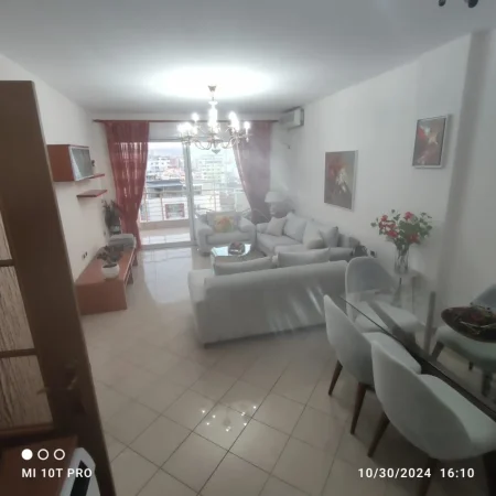 Tirane, jepet me qera apartament 2+1 Kati 10, 1.000 € (Bllok)