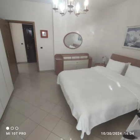 Tirane, jepet me qera apartament 2+1 Kati 10, 1.000 € (Bllok)