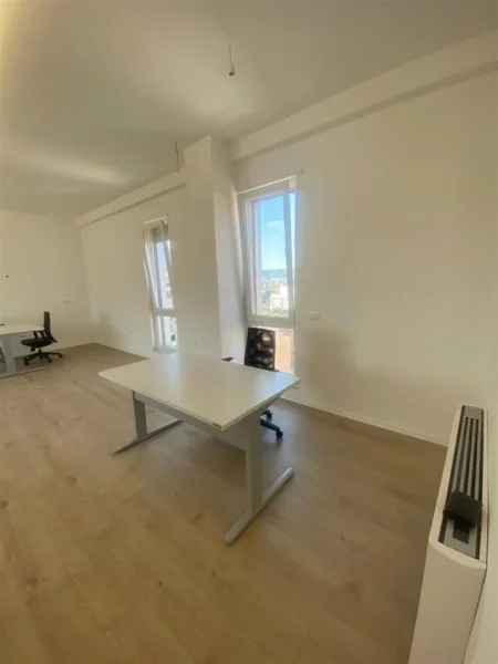 Tirane, jepet me qera ambjent biznesi Kati 9, 130 m² 1.300 € (Prane Qendres, Selvia)