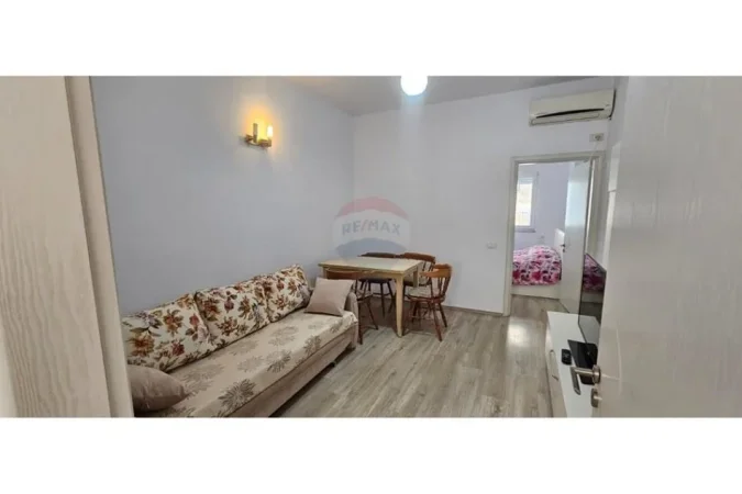 Tirane, jepet me qera apartament 1+1 Kati 3, 50 m² 400 € (Ali demi)