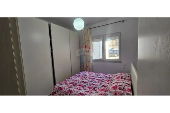 Tirane, jepet me qera apartament 1+1 Kati 3, 50 m² 400 € (Ali demi)