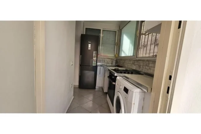 Tirane, jepet me qera apartament 1+1 Kati 3, 50 m² 400 € (Ali demi)