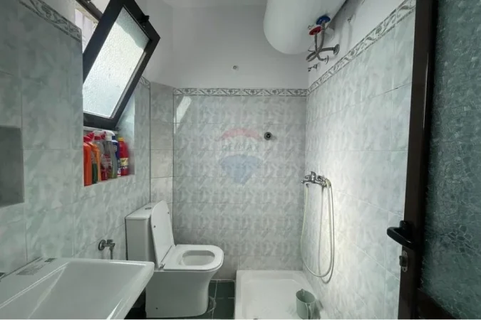 Tirane, jepet me qera apartament 1+1 Kati 2, 50 m² 450 € (21 dhjetori)