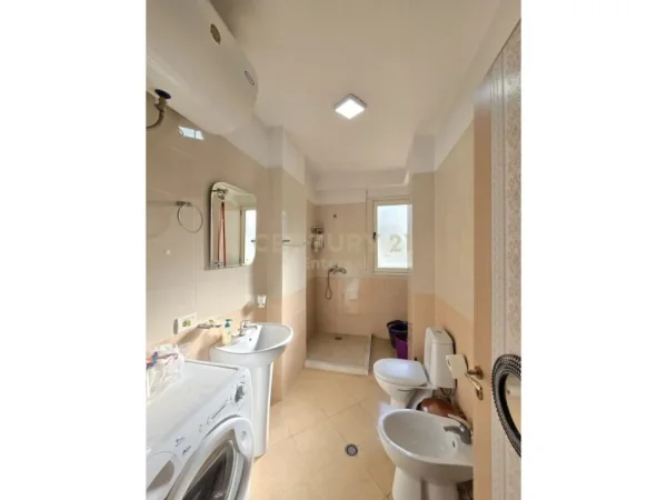 Tirane, shitet 1+1 Kati 6, 64 m² 135.000 € (liqeni i thate)