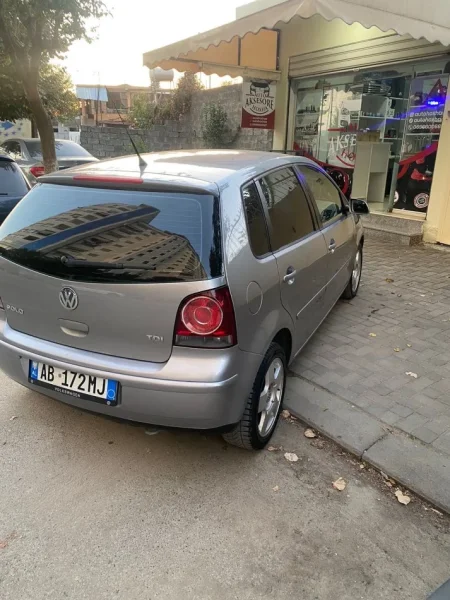 Elbasan, shitet makine VOLSWAGEN POLO Nafte, gri e erret manuale  Kondicioner 220 km 3.700 €