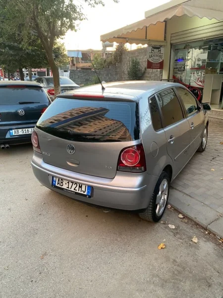 Elbasan, shitet makine VOLSWAGEN POLO Nafte, gri e erret manuale  Kondicioner 220 km 3.700 €