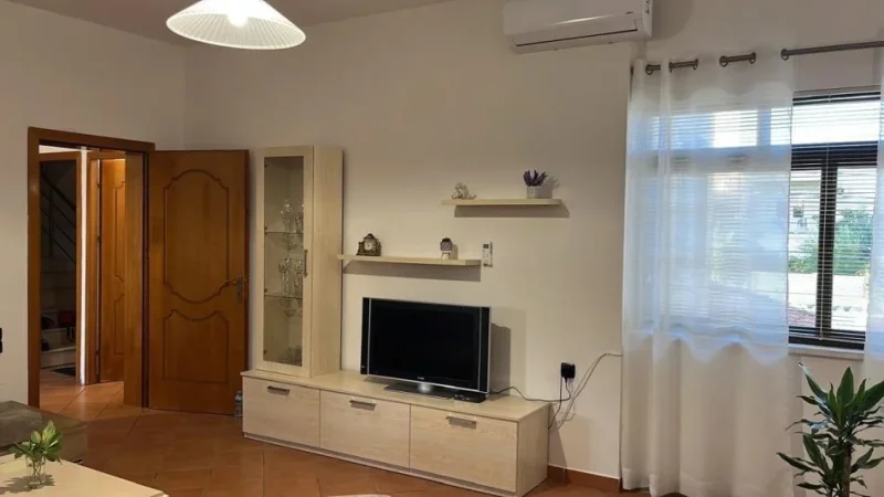 Tirane, jepet me qera shtepi 2+1+Ballkon Kati 1, 150 m² 500 € (Ali Demi)