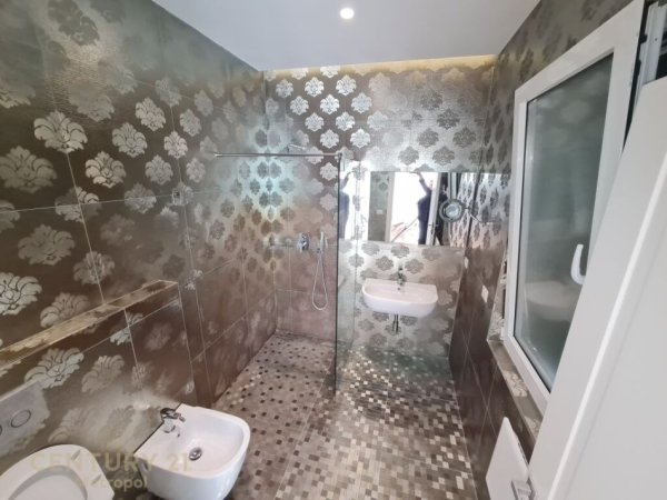 Tirane, jap me qera apartament 2+1+2+POST PARKIMI , 125 m² 1.800 € (Qendra Tregtare TEG)