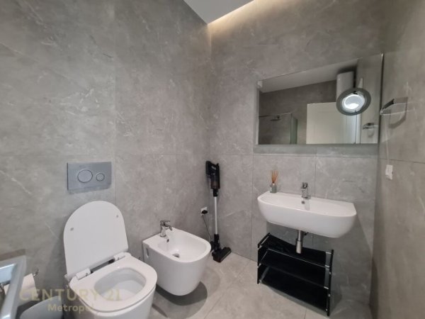 Tirane, jap me qera apartament 2+1+2+POST PARKIMI , 125 m² 1.800 € (Qendra Tregtare TEG)