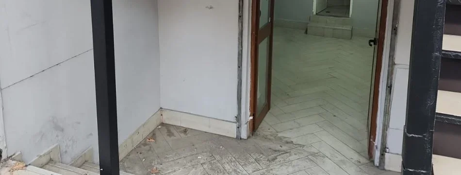 Tirane, jepet me qera dyqan Kati 0, 18 m² 450 € (stacioni i trenit)