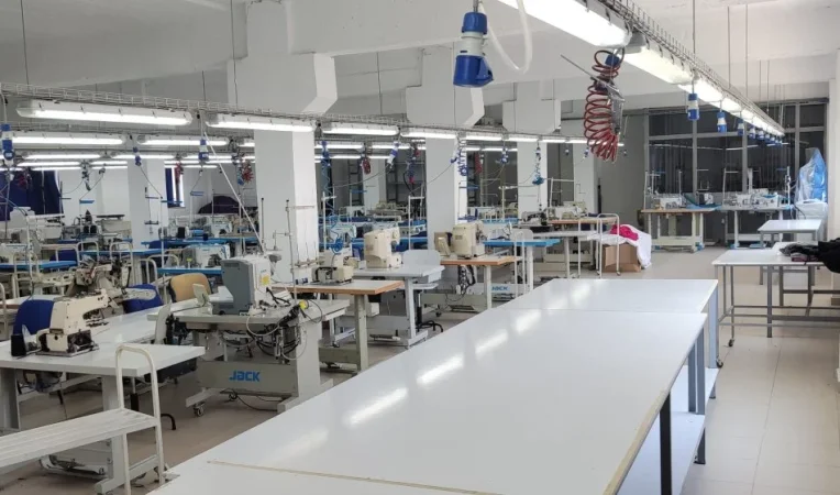 Tirane, jepet me qera ambjent biznesi Kati 2, 901 m² 2.850 € (rruga fabrika e qelqit)