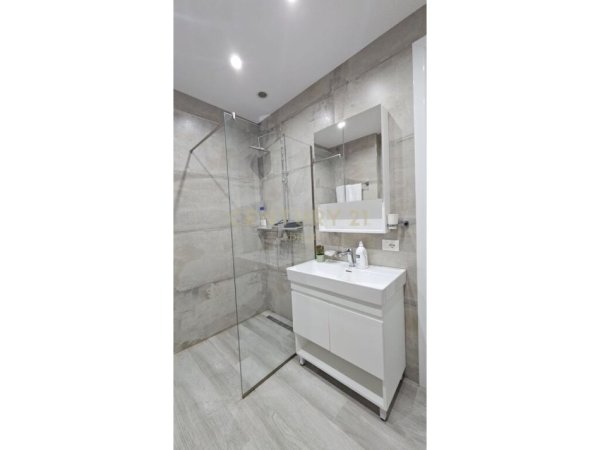Tirane, shes apartament 2+1+2+POST PARKIMI , 112 m² 270.000 € (Rruga Barrikadave)