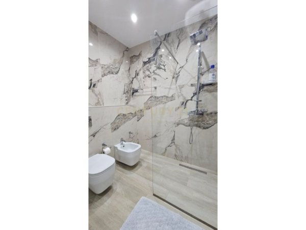 Tirane, shes apartament 2+1+2+POST PARKIMI , 112 m² 270.000 € (Rruga Barrikadave)