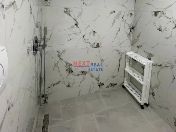 Vlore, jepet me qera apartament duplex 1+1 , 350 € (LUNGOMARE)