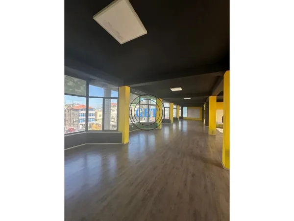Durres, jepet me qera ambjent biznesi Kati 2, 300 m² 800 € (Perballe Galaktikut)