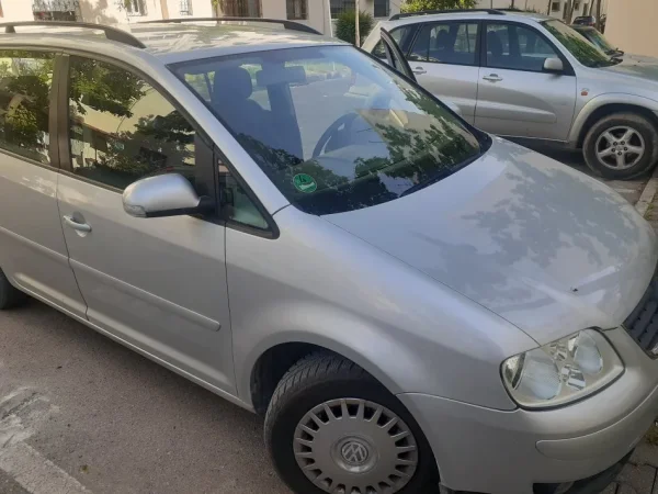 Durres, shitet makine VW Touran Nafte, e argjendtë manuale Kondicioner 208.000 km 3.600 €