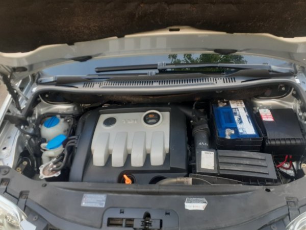 Durres, shitet makine VW Touran Nafte, e argjendtë manuale Kondicioner 208.000 km 3.600 €