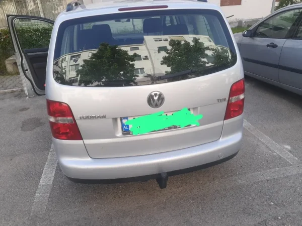 Durres, shitet makine VW Touran Nafte, e argjendtë manuale Kondicioner 208.000 km 3.600 €
