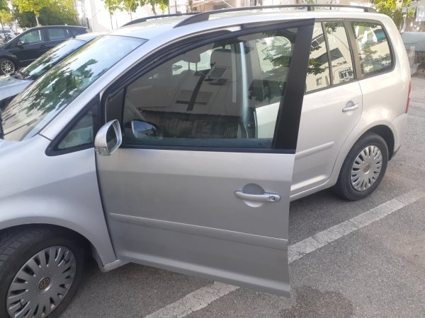 Durres, shitet makine VW Touran Nafte, e argjendtë manuale Kondicioner 208.000 km 3.600 €