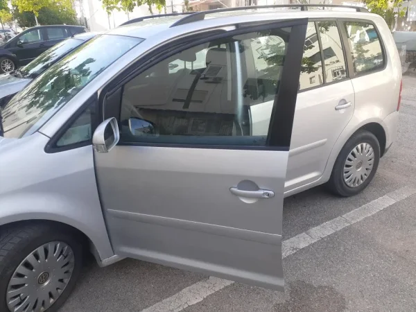 Durres, shitet makine VW Touran Nafte, e argjendtë manuale Kondicioner 208.000 km 3.600 €