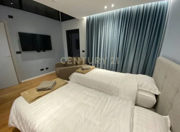 Tirane, shitet Vile 4+1 Kati 3, 200 m² 550.000 € (Rruga Fortuzi)