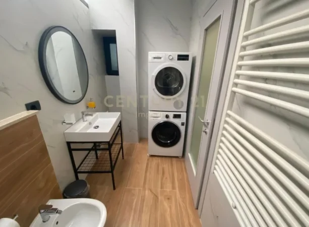 Tirane, shitet Vile 4+1 Kati 3, 200 m² 550.000 € (Rruga Fortuzi)