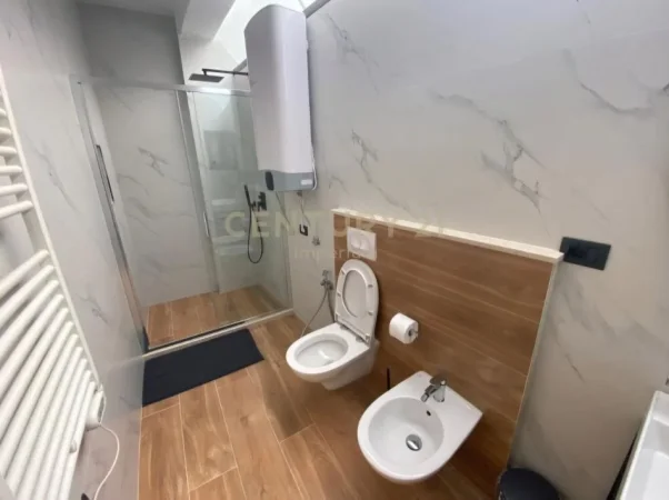Tirane, shitet Vile 4+1 Kati 3, 200 m² 550.000 € (Rruga Fortuzi)