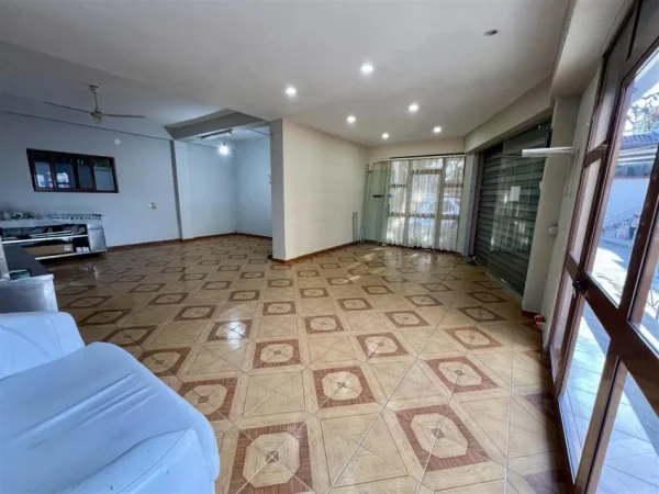 Tirane, jepet me qera dyqan Kati 0, 60 m² 700 € (rruga e Dibres)