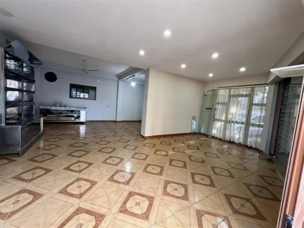 Tirane, jepet me qera dyqan Kati 0, 60 m² 700 € (rruga e Dibres)